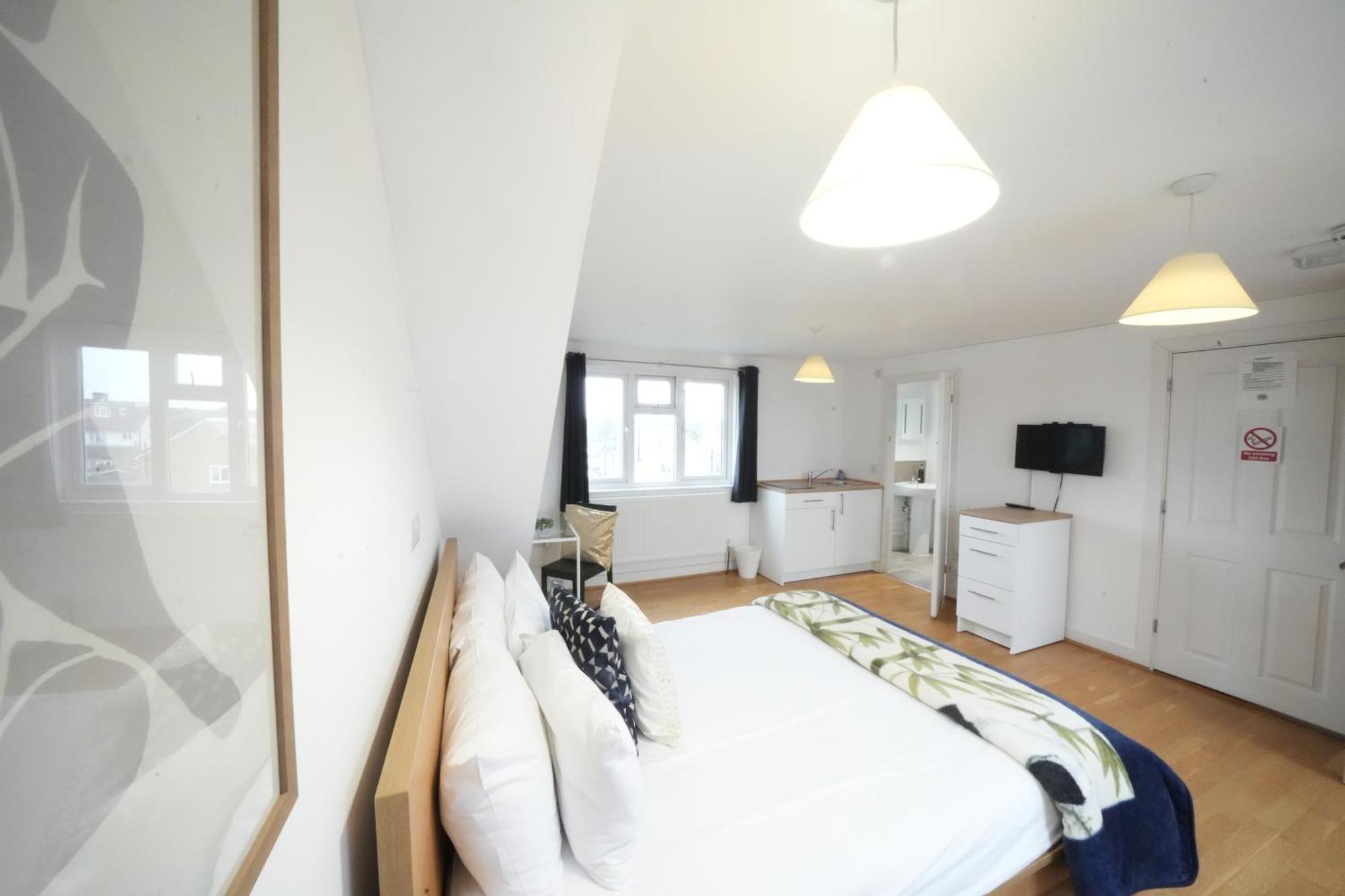 The Great Airport Place-Private Bedrooms With Private Bathroom-1 Bus To Heathrow Airport-5 Minutes By Car- Helpful Advice From Our Team Хармондсворт Экстерьер фото