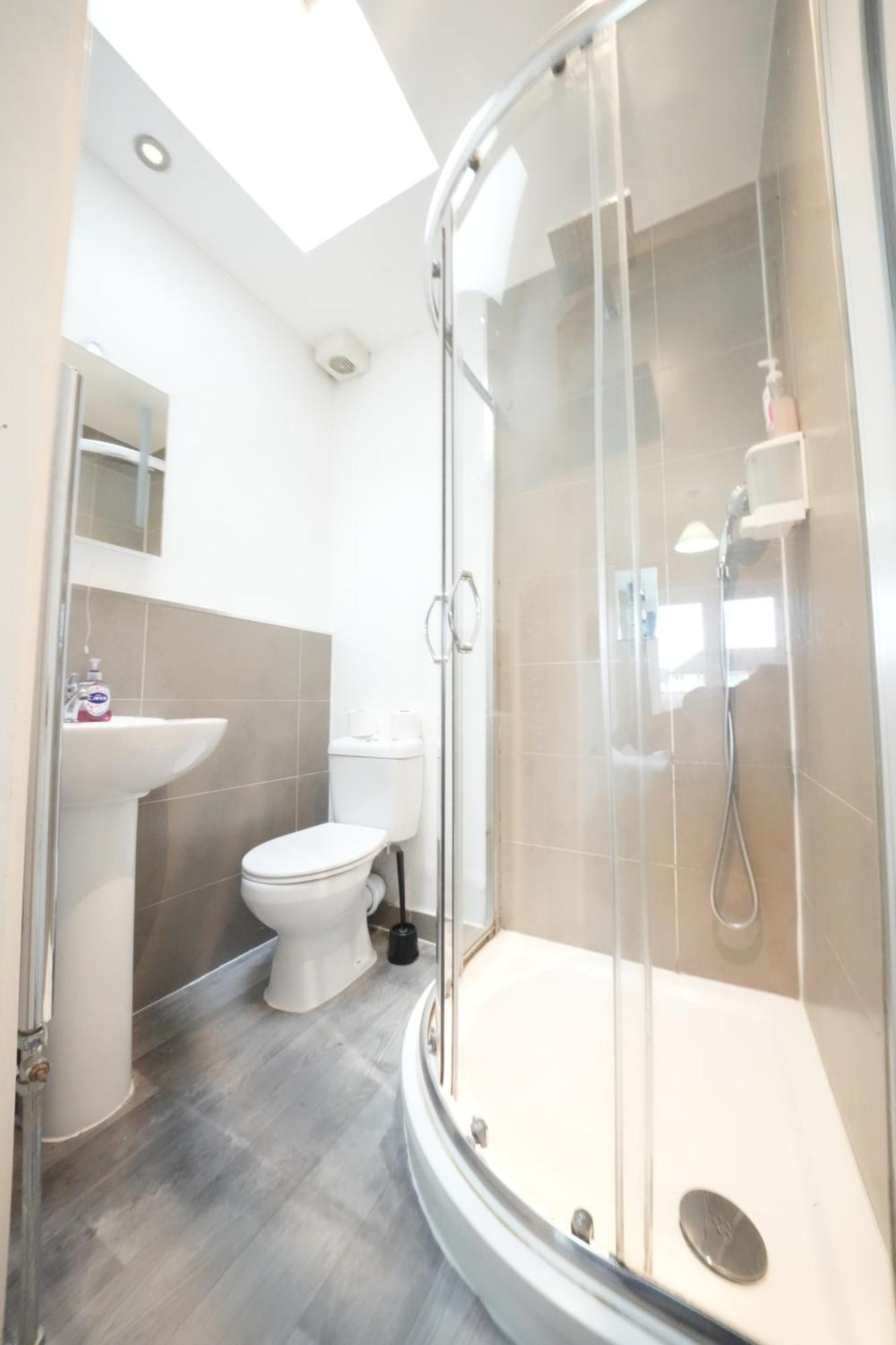 The Great Airport Place-Private Bedrooms With Private Bathroom-1 Bus To Heathrow Airport-5 Minutes By Car- Helpful Advice From Our Team Хармондсворт Экстерьер фото