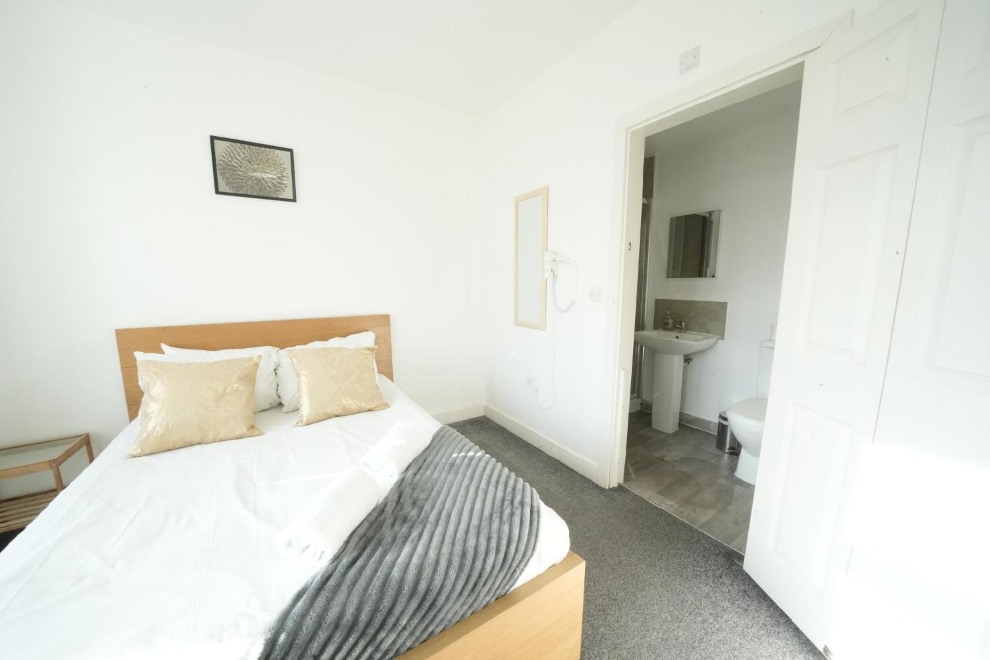The Great Airport Place-Private Bedrooms With Private Bathroom-1 Bus To Heathrow Airport-5 Minutes By Car- Helpful Advice From Our Team Хармондсворт Экстерьер фото